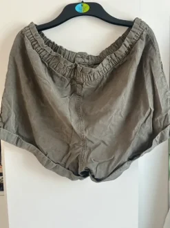 Olivgrüne Shorts