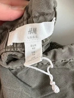 Olivgrüne Shorts