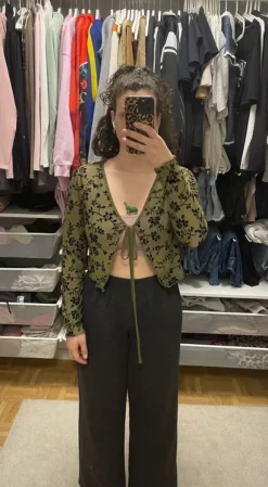 Olivgrünes Mesh-Cardigan mit floralem Muster, Gr. L (neu, ungetragen)