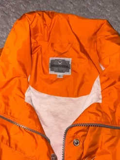 Orange Regenjacke