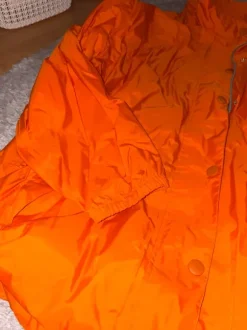 Orange Regenjacke