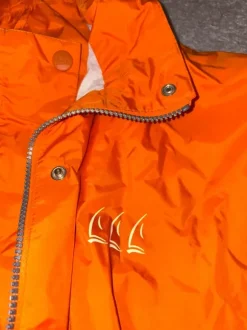 Orange Regenjacke