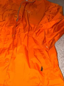 Orange Regenjacke
