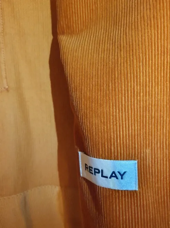 Orange-brauner cord Blazer mit goldenen Details