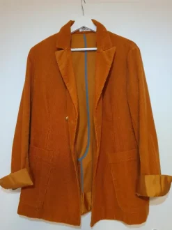 Orange-brauner cord Blazer mit goldenen Details
