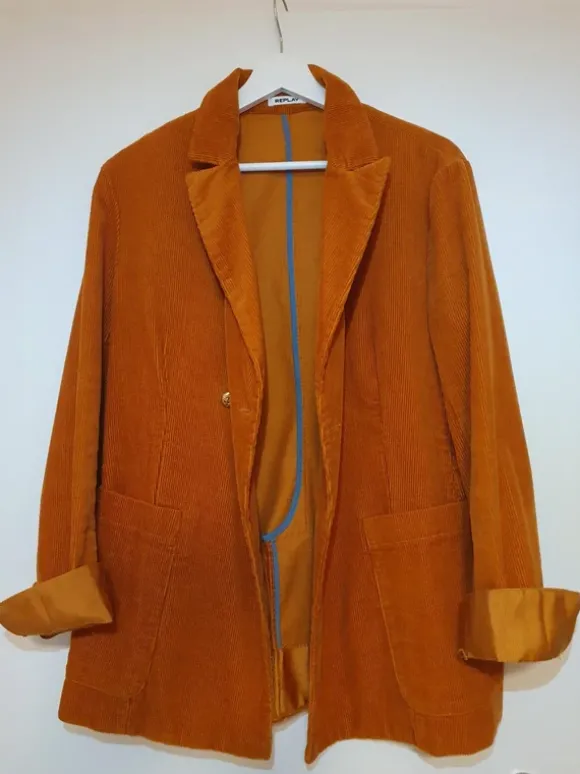 Orange-brauner cord Blazer mit goldenen Details
