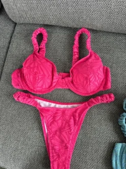 Pinker Bikini
