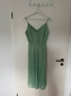 Plissiertes Kleid von Asos