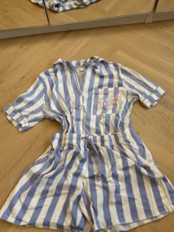 Pyjama blau weiß