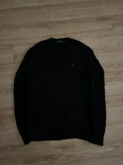 Ralph Lauren Cable Knit Sweater schwarz mit Logo – klassischer Strickpullover