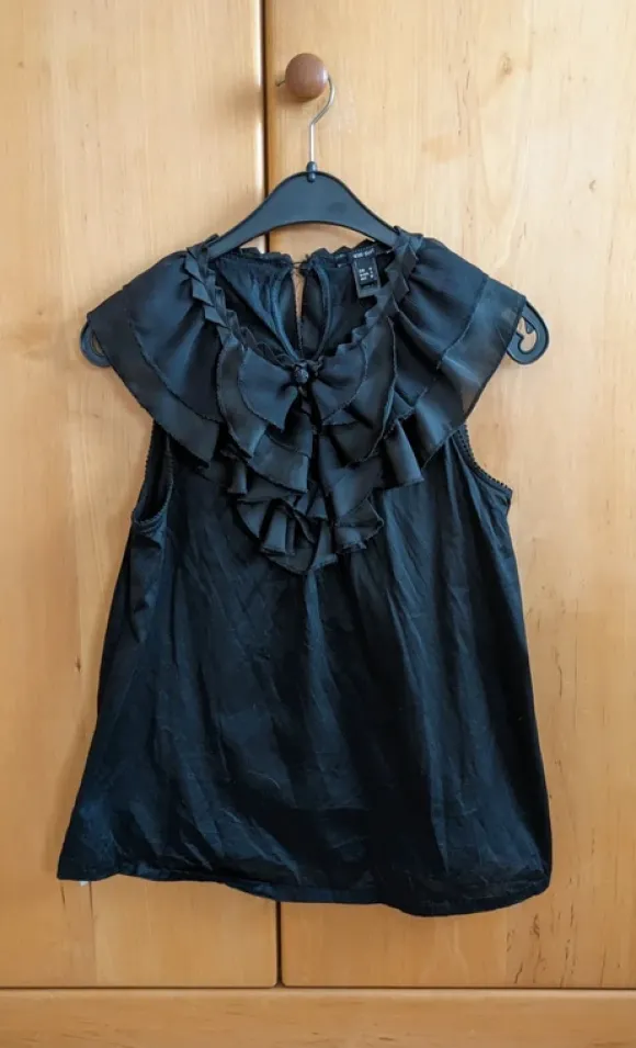 Ärmellose Bluse mit Volantkragen