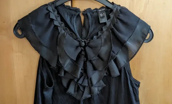 Ärmellose Bluse mit Volantkragen