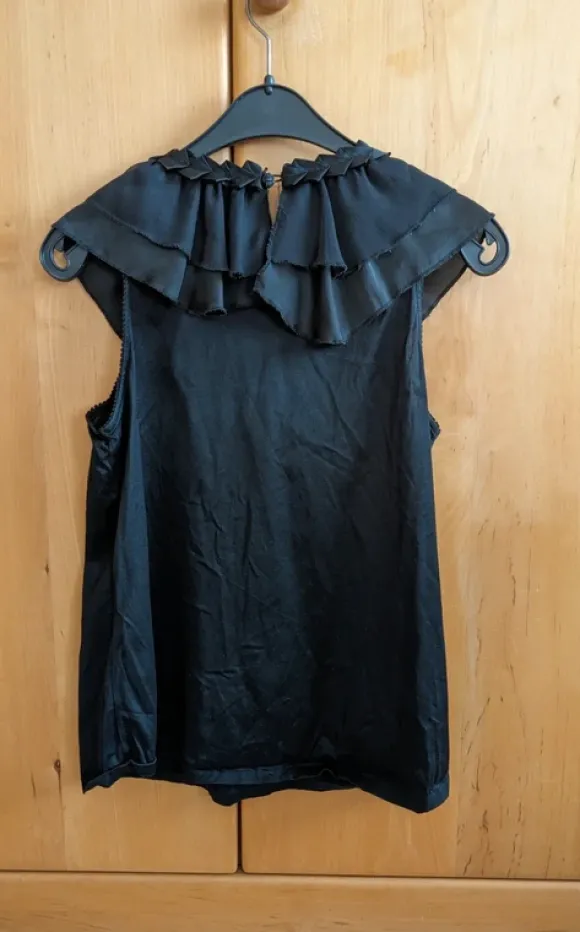 Ärmellose Bluse mit Volantkragen
