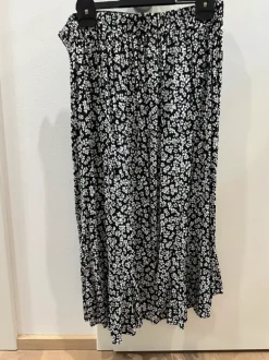 Rock Amisu Blumenmuster schwarz weiß Gr 42 M/L Neu nur gewaschen