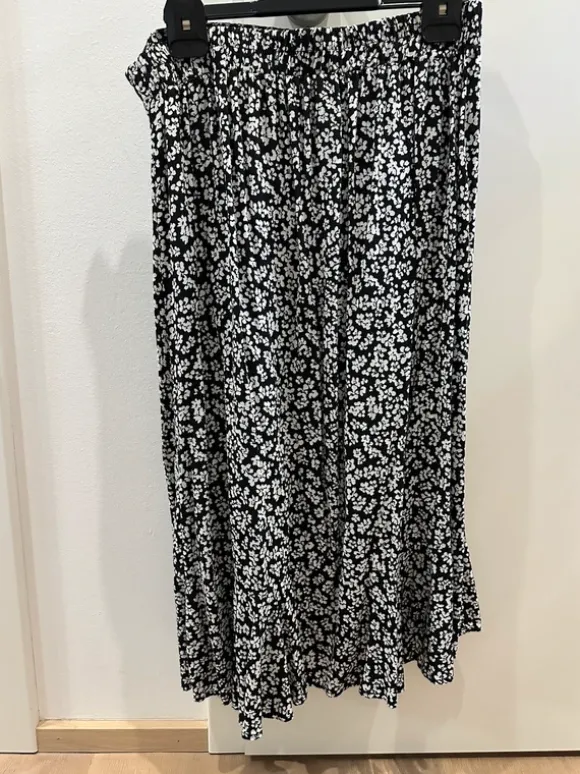 Rock Amisu Blumenmuster schwarz weiß Gr 42 M/L Neu nur gewaschen