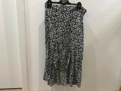 Rock Amisu Blumenmuster schwarz weiß Gr 42 M/L Neu nur gewaschen