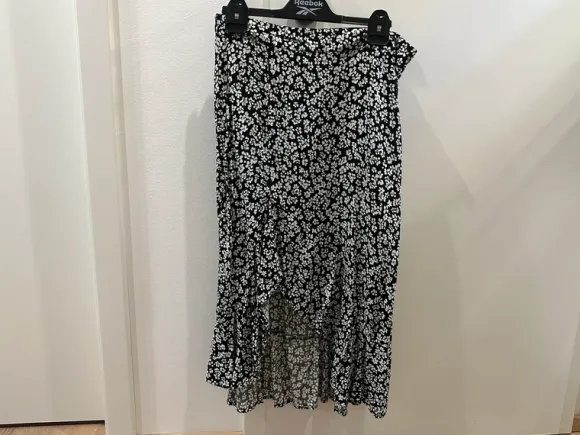 Rock Amisu Blumenmuster schwarz weiß Gr 42 M/L Neu nur gewaschen