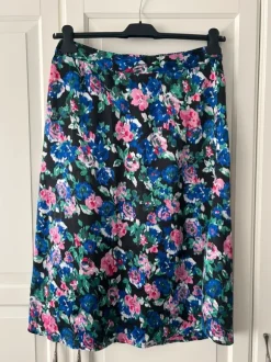Rock mit Blumenmuster