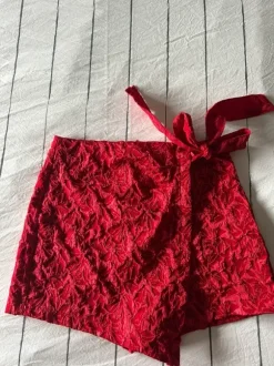 Rood broekrokje