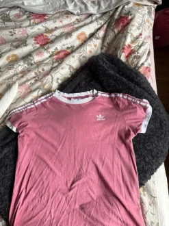 Rosa Adidas tshirt