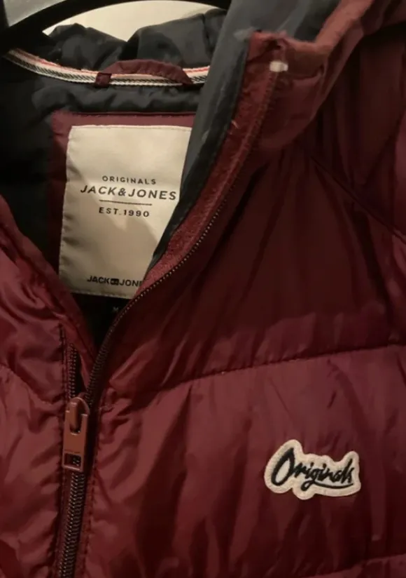 rote Daunen Jacke