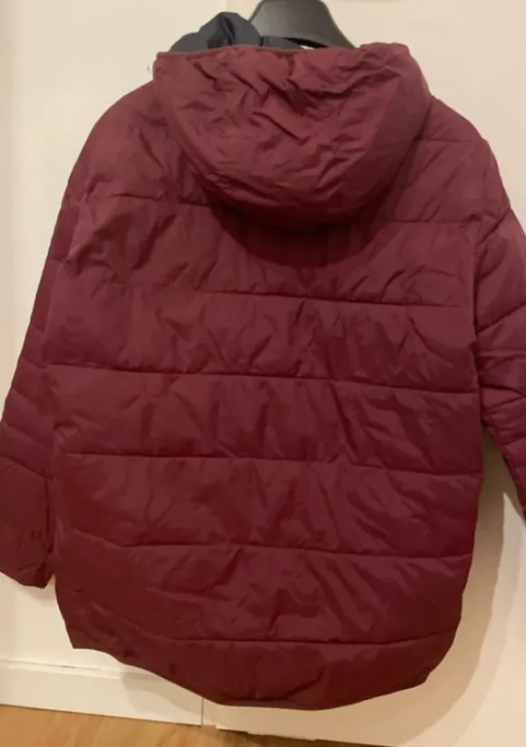 rote Daunen Jacke