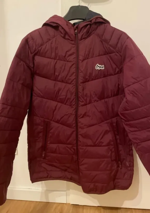 rote Daunen Jacke