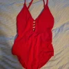 Roter Baywatch Badeanzug