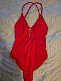 Roter Baywatch Badeanzug
