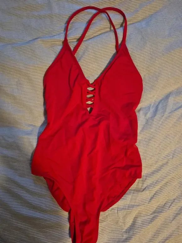 Roter Baywatch Badeanzug