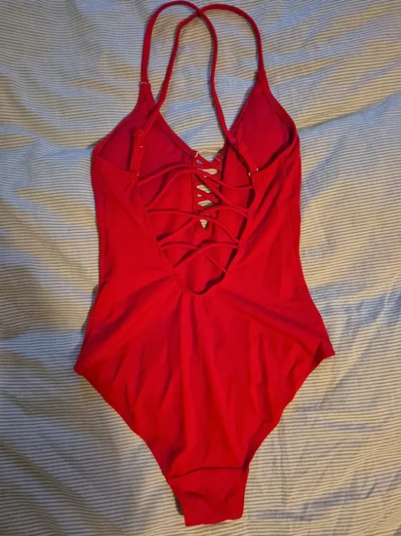 Roter Baywatch Badeanzug