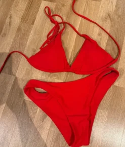 roter Bikini