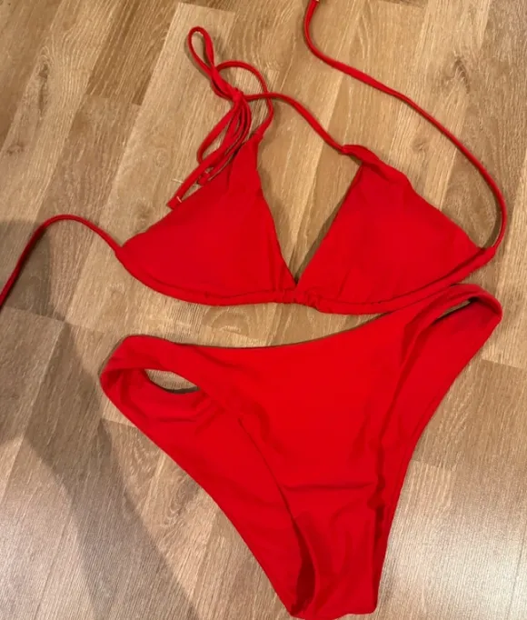 roter Bikini