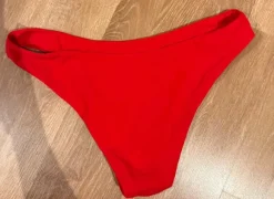 roter Bikini