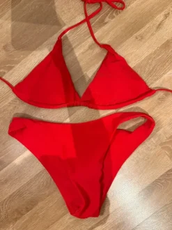 roter Bikini