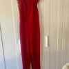 Roter eleganter Jumpsuit