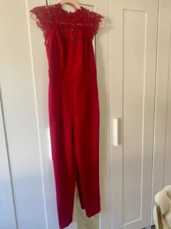 Roter eleganter Jumpsuit