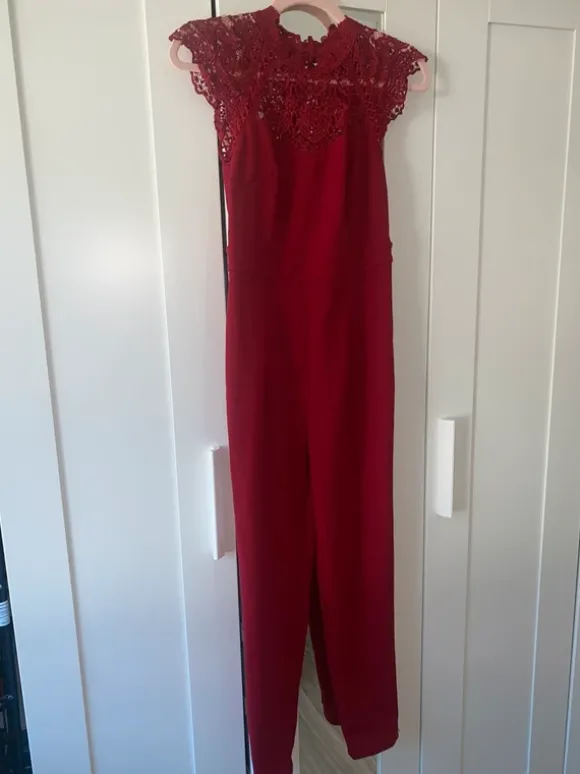 Roter eleganter Jumpsuit