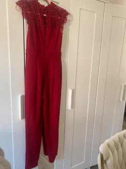 Roter eleganter Jumpsuit