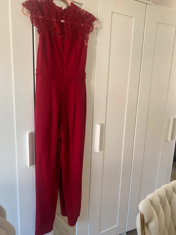 Roter eleganter Jumpsuit