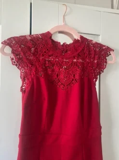 Roter eleganter Jumpsuit