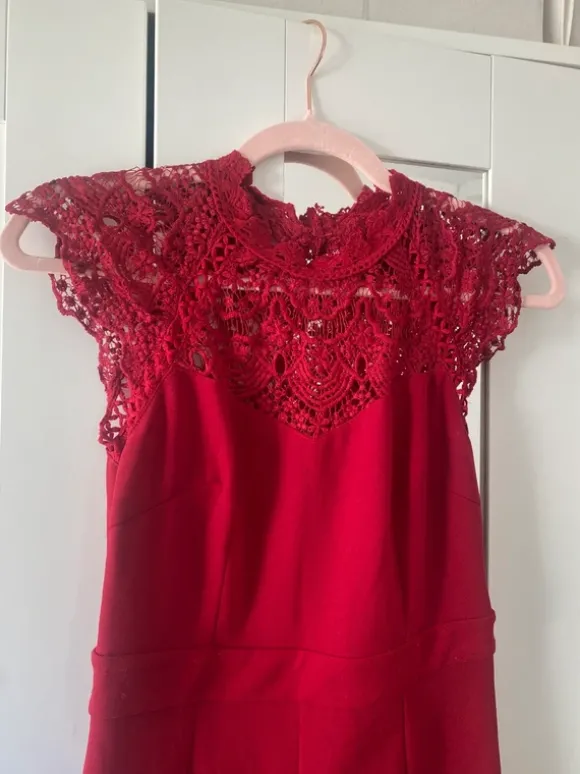 Roter eleganter Jumpsuit