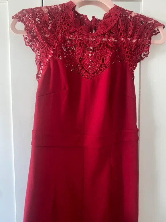 Roter eleganter Jumpsuit