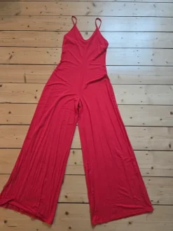 Roter Jumpsuit von Le Lunes