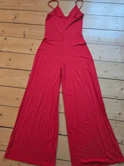 Roter Jumpsuit von Le Lunes