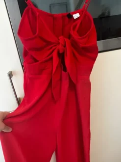Roter Jumpsuit/Overall mit Bindedetail