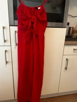 Roter Jumpsuit/Overall mit Bindedetail