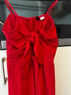 Roter Jumpsuit/Overall mit Bindedetail