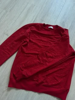 rotes Kostüm