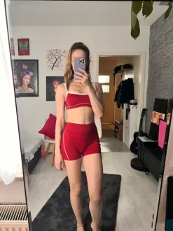 Rotes Sportset mit weißen Details